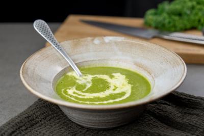 Grønkålssuppe med ærter & grøn karry