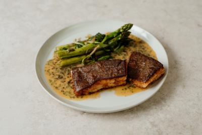 Pighvar med kombusmørsauce, grøn asparges & ramsløg